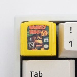 ドンキーコング N64 カートリッジ アーティザン キーキャップ | キーボード用カスタム樹脂鋳造レトロ ゲーム キーキャップ