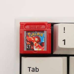 レッド ゲームボーイ カートリッジ アーティザン キーキャップ | 樹脂鋳造キーキャップ | カスタム ゲームボーイ キーキャップ