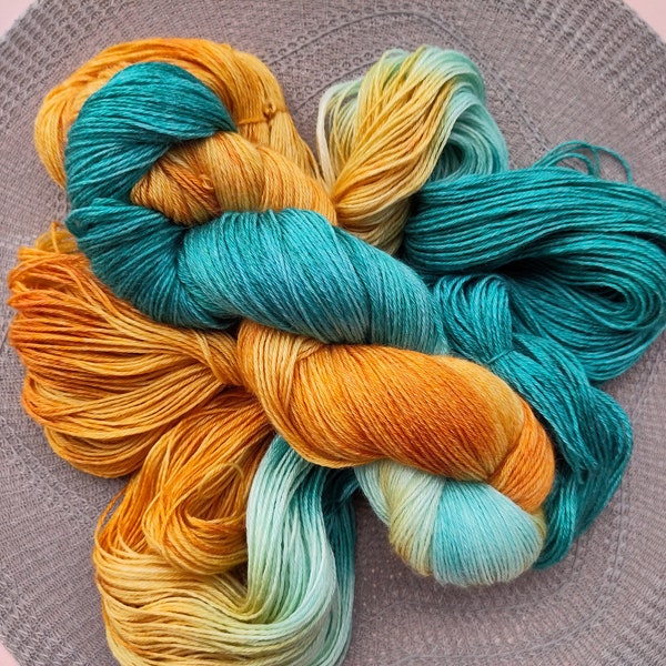 Luxuriöse Sockenwolle 4-fädig aus Merino und Alpaca in Petrol und Goldorange zum Stricken oder Häkeln - 400m/100g - Schatz der Tiefsee