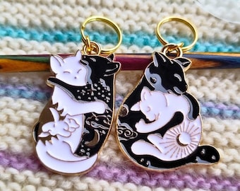 Handmade stitch marker with cuddly cats for knitting or crocheting! Stylish and sustainable handcrafts!