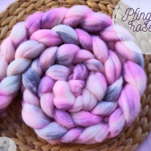 Handgefärbter Kammzug aus weicher Polwarth-Schurwolle in floral-sanften violetten Farbtönen zum Handspinnen oder Filzen - 100g - Pfingstrose