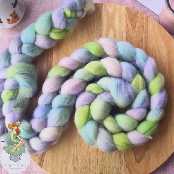 hand-dyed roving made of extra-fine merino wool in spring-like pastel tones for hand spinning or felting - 100g - fairy tale