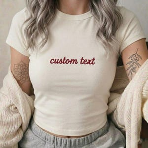 Anpassad text broderad baby-t-shirt, personlig minimalistisk t-shirt, estetisk figursydd t-shirt för kvinnor, söt namntröja, present till henne, Y2k-t-shirt