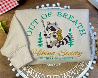 Moletom bordado "Guaxinim sem fôlego - Sociedade de Caminhadas", Camiseta fofa de gola redonda para trilhas, Camiseta engraçada com estampa de guaxinim e guaxinim, Presente para amantes da natureza