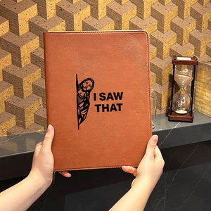 Portafolio grabado con monograma "I Saw That", portafolio de cuero sintético con monograma de Jesús, portafolio recargable personalizado, regalo único para ella/él