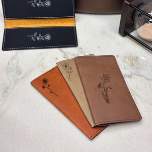 Cubierta de chequera grabada con flor de nacimiento, cubierta de chequera personalizada, cubierta de chequera de cuero vegano, billetera con nombre grabado