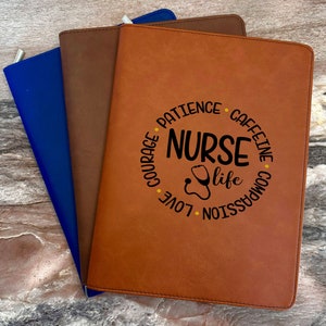 Portafolio de monogramas de vida de enfermera, portafolio de cuero sintético para trabajadores de primera línea, portafolio recargable personalizado, regalos para trabajadores de la salud