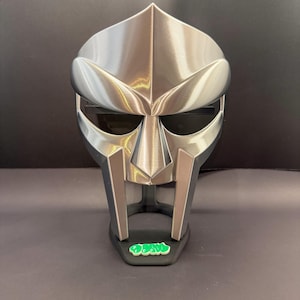 Máscara impresa en 3D inspirada en MF DOOM con soporte de exhibición