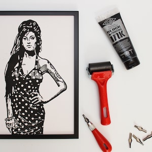 Amy Winehouse Lino Print - Cartel musical - Amy Winehouse Art - Arte de pared - Impresión de músico - Regalo de bienvenida - Regalo para él - Regalo para ella