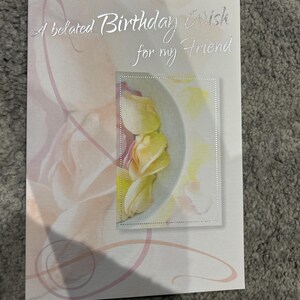 Cartão de felicitações de feliz aniversário atrasado para um amigo
