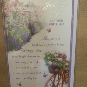 Cartão de felicitações de feliz aniversário com flores