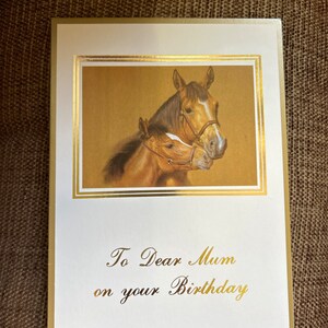 Cartão de saudações de feliz aniversário, mãe, cavalo