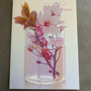 Cartão de felicitações de feliz aniversário com flores