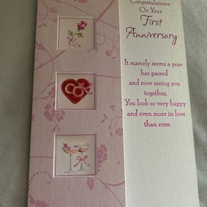 Tarjeta de felicitación para el primer aniversario de bodas en papel.