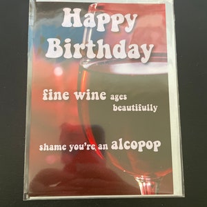 Biglietto di auguri di compleanno divertente con vino