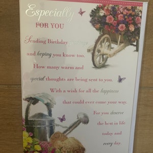 Cartão de felicitações de feliz aniversário com flores