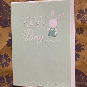 Es una tarjeta de felicitación de los nuevos padres del nuevo bebé del muchacho