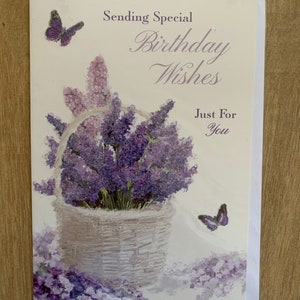 Cartão de felicitações de feliz aniversário com flores de lavanda