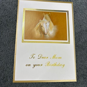 Cartão de saudações de feliz aniversário, mãe, cavalo