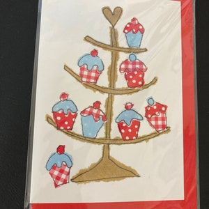 Cartão de saudações de chá da tarde com bolo de feliz aniversário