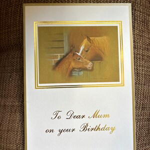 Cartão de saudações de feliz aniversário, mãe, cavalo
