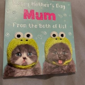 Auguri di buona festa della mamma da parte di entrambi. Biglietto di auguri.