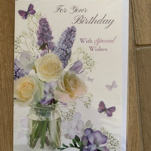 Cartão de felicitações de feliz aniversário com flores