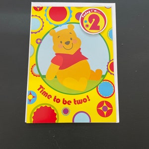 Carte de vœux de 2e anniversaire de Winnie l’ourson avec badge