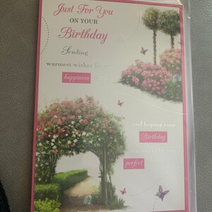Cartão de felicitações de feliz aniversário com flores