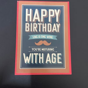 Happy Birthday feiner Wein mit alter lustiger Grußkarte