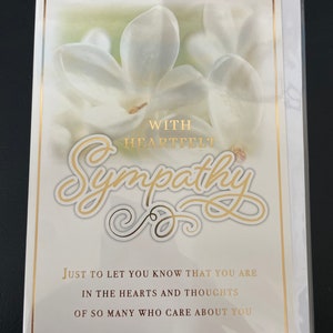 Avec une carte de vœux de sympathie sincère