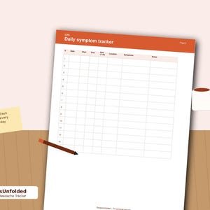 Op de afbeelding: Een dagelijks symptoomtracker-logblad met een oranje koptekst met de tekst Daily symptom tracker. Het raster bevat kolommen voor datum, start, einde, pijn 1-10, locatie, symptomen en notities. Een bruin potlood ligt op het papier.