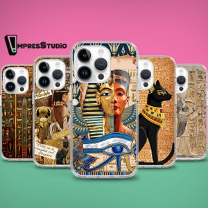 Könnte beinhalten: Vier verschiedene iPhone-Hüllen mit ägyptischen Designs. Die Hüllen zeigen Bilder von Pharaonen, Hieroglyphen und dem Auge des Horus. Der Text auf einer Hülle lautet "Du wirst nicht besiegt werden." Kleopatra.