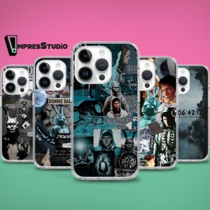 Puede incluir: Un conjunto de cinco fundas para teléfono con un collage de imágenes de la película Donnie Darko. Las imágenes incluyen al personaje principal, Donnie Darko, el conejo y otras escenas de la película. Las fundas son transparentes y tienen un fondo negro.