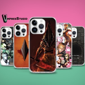 Puede incluir: Cinco fundas para iPhone con diferentes diseños. Las fundas son transparentes y dejan ver el diseño del teléfono a través de la funda. Una funda presenta un personaje del videojuego Silent Hill, otra funda presenta un collage de imágenes del juego, y otra funda presenta un collage de imágenes del juego con el texto "¿Entrar en el agujero? No".
