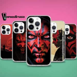Puede incluir: Conjunto de cinco fundas transparentes para teléfono con diferentes diseños que presentan un personaje rojo y negro con una expresión amenazante. El personaje es Darth Maul de la franquicia Star Wars.