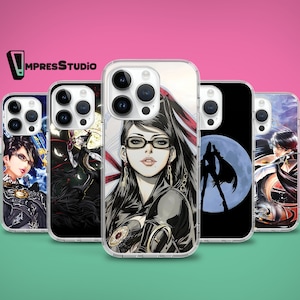 Op de afbeelding: Vier transparante telefoonhoesjes met verschillende ontwerpen. De eerste hoes heeft een vrouw met zwart haar en een bril. De tweede hoes heeft een vrouw in een zwarte jurk. De derde hoes heeft een silhouet van een vrouw. De vierde hoes heeft een vrouw met zwart haar en een zwaard.