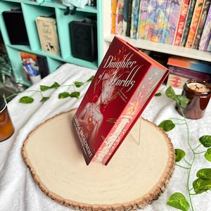 Puede incluir: Una taza de cerámica blanca con un asa negra y el texto "But First, Coffee" en negro, con una fuente de estilo manuscrito. La taza está sobre una superficie blanca.