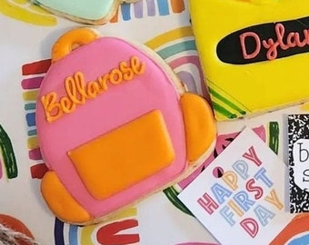 Op de afbeelding: Een verzameling versierde suikerkoekjes met een thema van terug naar school. Koekjes zijn onder meer een schoolbus, schoolgebouw, appel met bril, ster, liniaal, potlood, rugzak en een doos met kleurpotloden.