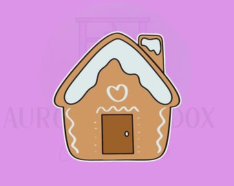 Puede incluir: Una casa de jengibre de dibujos animados con glaseado blanco y una puerta marrón. La casa tiene una forma de corazón en la parte delantera y una chimenea en la parte superior.