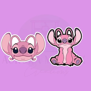 Pode incluir: Duas etiquetas adesivas cor-de-rosa de personagens de desenhos animados sobre um fundo roxo. Uma é um close-up, a outra mostra a personagem sentada. Ambas têm orelhas grandes, olhos pretos e um nariz pequeno.