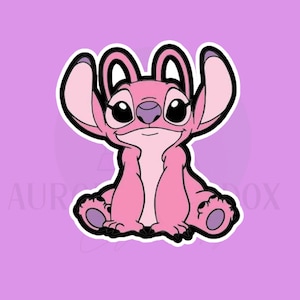 Pode incluir: Uma personagem de desenho animado rosa com orelhas grandes, olhos pretos e um nariz pequeno. A personagem está sentada com os braços ao lado. O fundo é de cor lilás claro sólido. A personagem está delineada em preto.