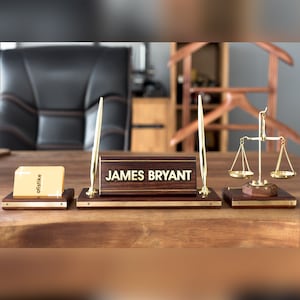Ensemble de plaques nominatives de bureau en bois massif pour bureau, porte-cartes de rangement de bureau et balance de la justice pour avocat, juge, cadeau de lion