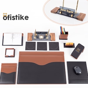 Set da scrivania Lux Office con targhetta in legno, sottomano in pelle marrone nera, porta carte, porta telefono, porta penne, organizer da scrivania con mouse.