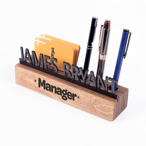 Houten naambordje / Kaarthouder en pennenhouder / Massief naambord, nieuw kantoor Lux cadeau / Gepersonaliseerd kantoordecor voor baas / Cadeau voor nieuwe baan