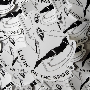 Pegatina de vinilo brillante "Livin' on the Edge", pegatina de la Parca, pegatina para portátil, decoración de diario, pegatina de humor negro ingenioso, pegatina de calavera