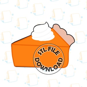 Può includere: Un file STL scaricabile per una stampa 3D di una fetta di torta di zucca con panna montata. Il file è disponibile per il download.