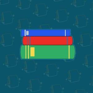 Op de afbeelding: Een stapel van drie boeken in primaire kleuren: blauw, rood en groen. Elk boek heeft een verschillend gekleurde rug en een contrasterende verticale streep of rechthoek. De achtergrond is een blauwgroen patroon.