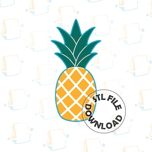 Puede incluir: Una descarga digital de un archivo STL de piña imprimible en 3D. La piña es amarilla y verde con una superficie texturizada. El texto "STL FILE DOWNLOAD" está en un círculo negro.