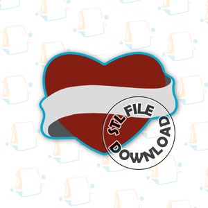 Puede incluir: Un corazón rojo con una franja blanca y un contorno azul. El corazón tiene una pancarta blanca con el texto "STL FILE DOWNLOAD" en un círculo negro.